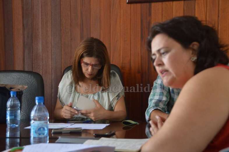 En primer plano, la alcaldesa en funciones, Celeste López, y la fondo la primera mandataria local, Carmen Hernández, en una imagen de archivo (Foto TA)
